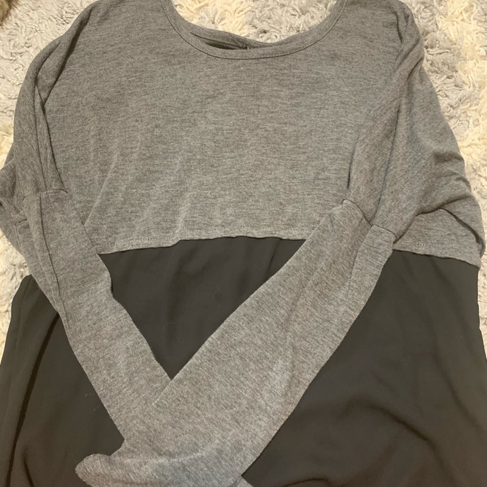 Rue 21 Gray and black flowy blouse